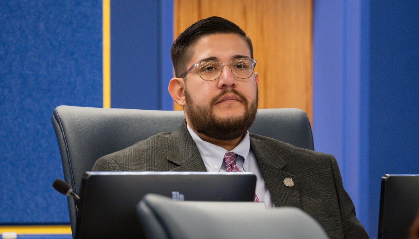 Miembro de la junta escolar fue suspendido de escuela chárter tras comportamiento no deseado con colega, según registros