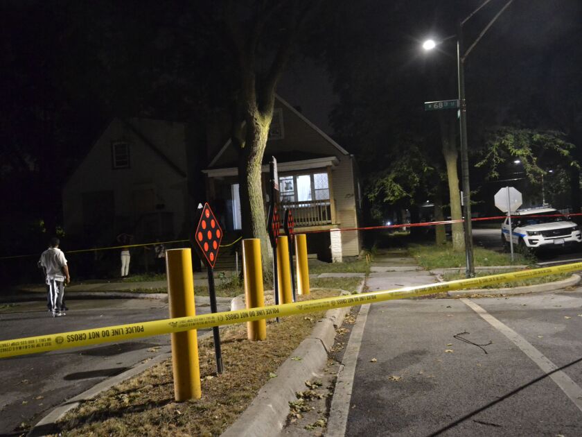 Police investigate a shooting about 12 a.m. Saturday, August 18, 2018 in the 6800 block of South Hoyne Avenue in Chicago. | Justin Jackson/ Sun-Times