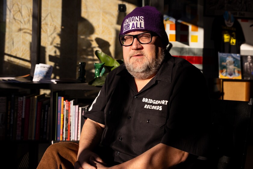 El copropietario Jerry Morrison sentado en Bridgeport Records, en el lado sur de la ciudad, el domingo 21 de diciembre de 2025. Él y su socio recibieron una amenaza de muerte el sábado por vender música de artistas negros y latinos.