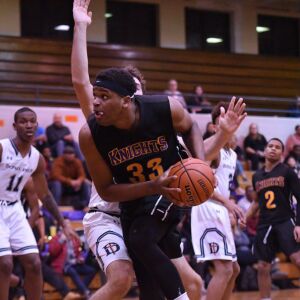 St. Mel’s Taeyon Neal (33) spins toward the basket. Worsom Robinson/For the Sun-Times.