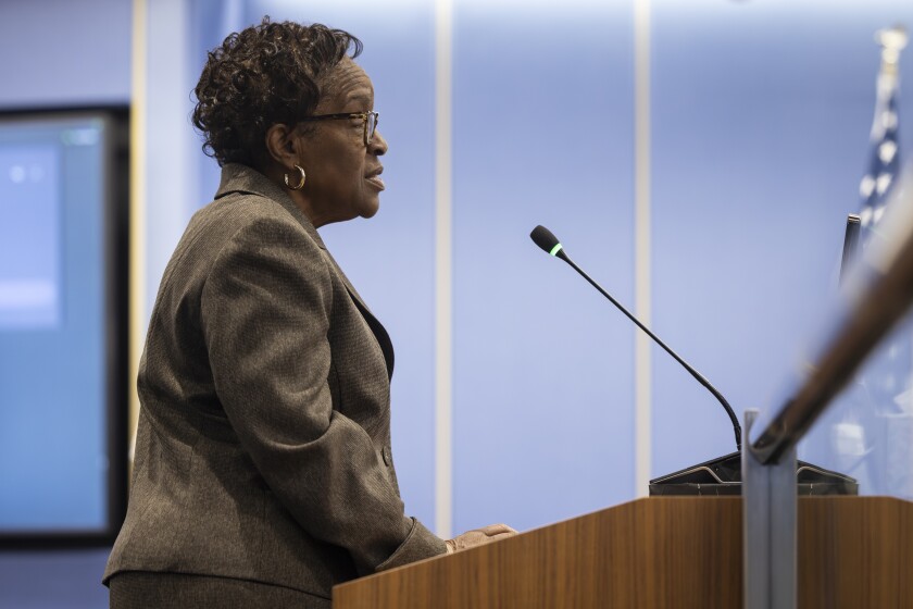 Dian Palmer habla ante la Junta de Educación de CPS.