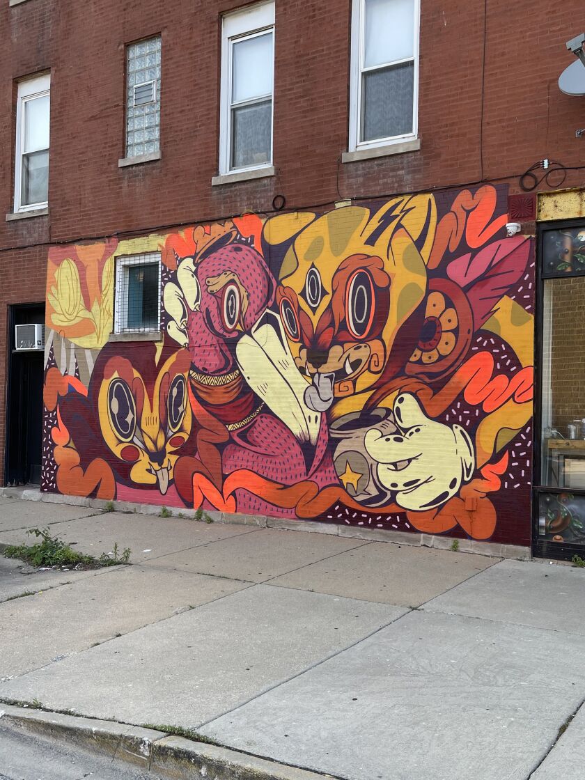 Un mural del artista mexicano Rodrigo Onat afuera del Dark Mater Coffee en Superior Street y Western Avenue.