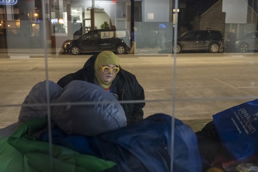 City workers and volunteers spent Thursday night walking through parks and streets to count the number of people experiencing homelessness in Chicago.