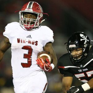 Homewood-Flossmoor’s Leon Tanna (3) breaks through a tackle. Homewood-Flossmoor’s Dominick Jones (8) completes a pass. Allen Cunningham/For the Sun-Times.