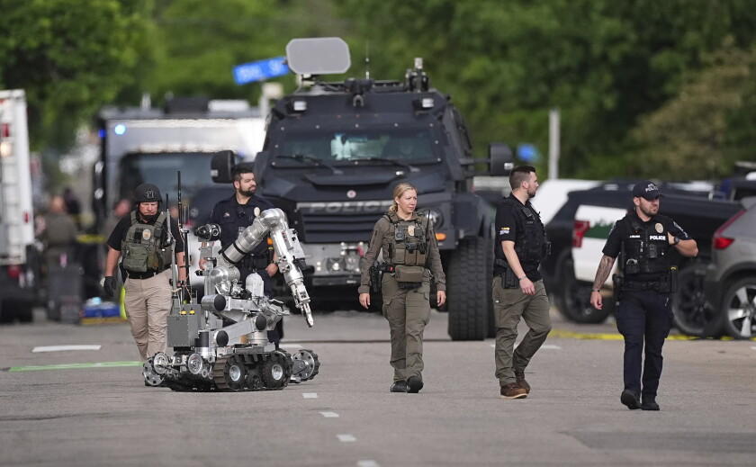 Law enforcement officials investigate after an attack on the Pearl Street Mall Sunday, June 1, 2025, in Boulder, Colo. (AP Photo/David Zalubowski) ORG XMIT: CODZ122