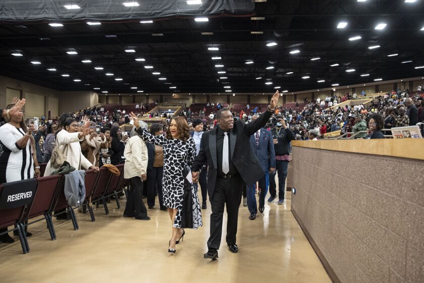 Rev. James Meeks conducts final service at Salem Baptist Church: 'A Bittersweet Day' Merlin_110721085.jpg