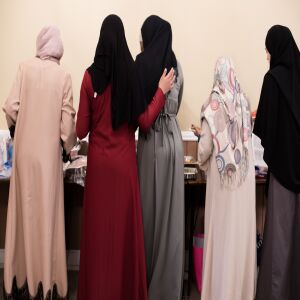 Women line up for an Iftar buffet to break their Ramadan fast on May 25, 2018 at the Muslim Community Center in North Chicago. I Maria de la Guardia/Sun-Times