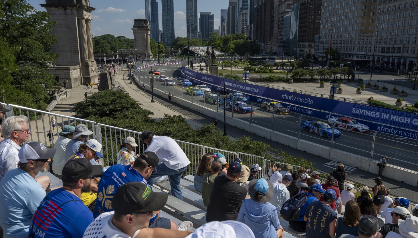 Los fanáticos descienden en Grant Park para la tercera carrera callejera de NASCAR Chicago