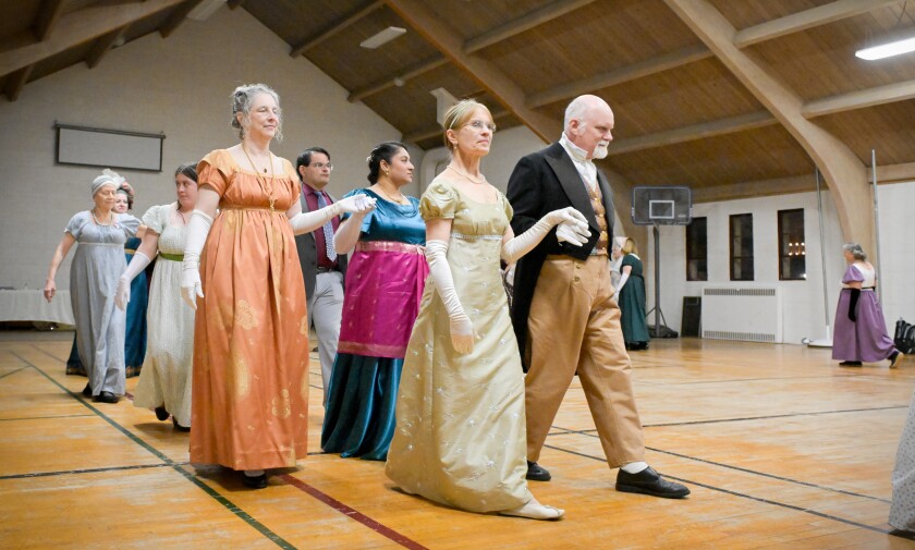 巴達維亞的瑪麗貝絲和丹尼爾·範龍於 2025 年 12 月 13 日星期六在格倫埃林的格雷斯路德教會參加芝加哥攝政英國鄉村舞會,以紀念簡·奧斯汀誕辰 250 週年。