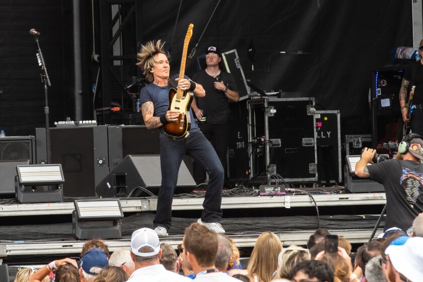 Keith Urban review: NASCAR show in Chicago keeps up a speedy pace