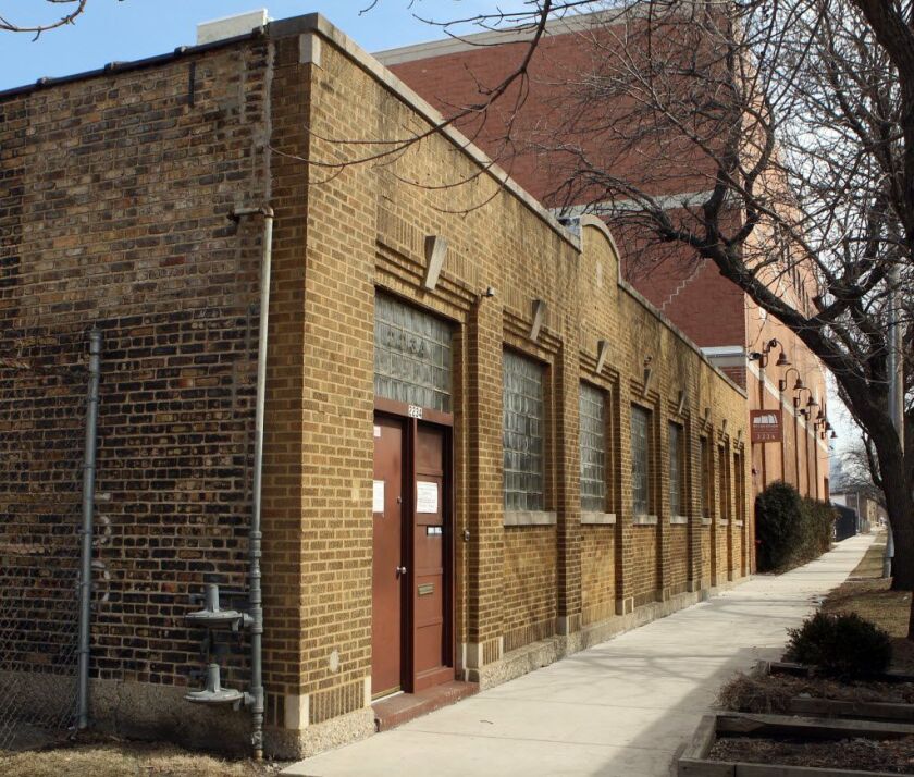 <small><strong>Leon Dingle Jr. and his wife, Karin Dingle, collected nearly $700,000 in rent over seven years from the University of Illinois at Chicago, which leased storage space inside this small, one-story building at 2234 W. Walnut St. on the West Si