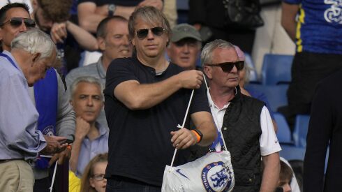 A consortium fronted by Los Angeles Dodgers part-owner Todd Boehly received approval to buy Chelsea FC.