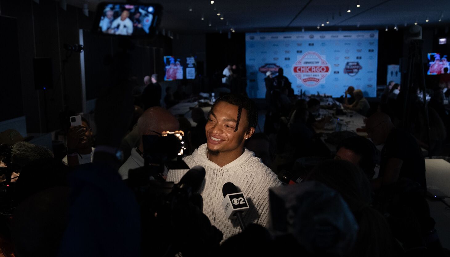 NextImg:Justin Fields eyes improvement — and a Bears record — through the air