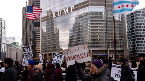 Los manifestantes marcharon el sábado después de una concentración en Water Tower por el bulevar de la Avenida Michigan hacia la Torre Trump, a lo largo del Río Chicago. Protestaron contra el aumento de la aplicación de las leyes de inmigración por parte de la administración de Trump y el reciente arresto del presidente venezolano.