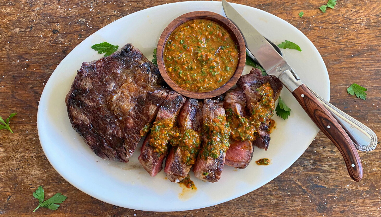 Molho de chermoula de pimenta vermelha assada faz os bifes de lombo brilharem em sua forma mais pura Molho de chermoula de pimenta vermelha assada faz os bifes de lombo brilharem em sua forma mais pura