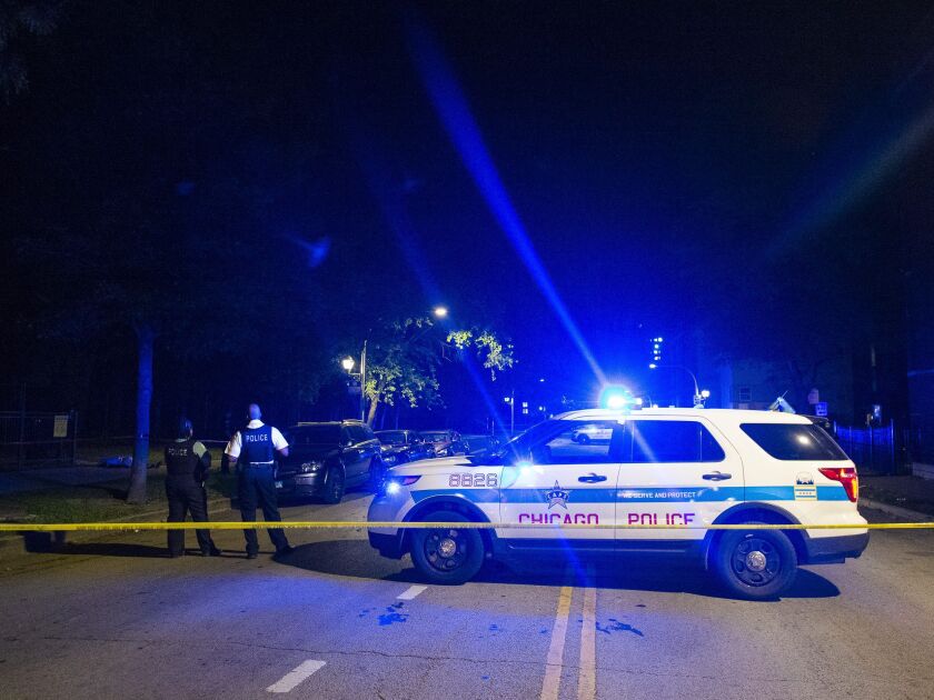 Chicago Police investigate a fatal shooting in Thursday night in the 2000 block of East 67th Street. | Tyler LaRiviere/Sun-Times