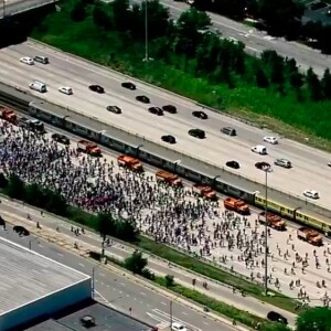 Protesters march on the inbound Dan Ryan Expressway. | Courtesy of ABC 7 – WLS Chicago