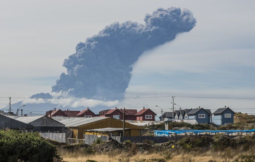 chile_volcano_erupts_53454575.jpg