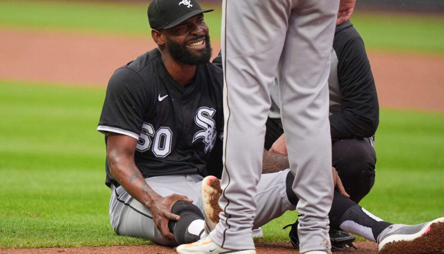 White Sox place Miguel Castro on IL, sign reliever Dan Altavilla