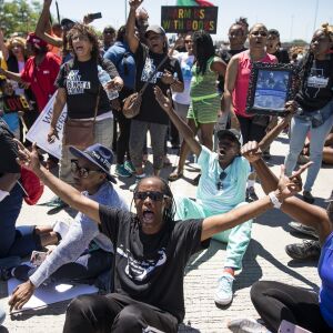 Protesters pour onto the Dan Ryan Expressway Saturday morning. | Ashlee Rezin/Sun-Times