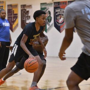 Leo’s Fred Cleveland Jr, weaves through traffic in practice. Worsom Robinson/For the Sun-Times.
