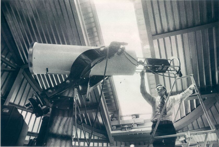 Larry Ciupik in 1977, making a final adjustment on a reflecting telescope at the then-new Doane Observatory of the Adler Planetarium. | Sun-Times file photo