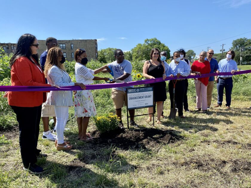 Quilen Blackwell, president of Southside Blooms, and Kari Steele, president of MWRD’s board of commissioners, cut the ribbon at Washington Park’s newest flower farm.