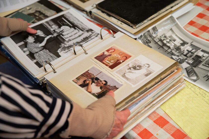 Roberta Bernstein turi didelį albumą, pilną laikraščių iškarpų ir jos tėvo Samo Lesnaro nuotraukų su kai kuriais didžiausių to meto pramogų vardais, įskaitant Sidney Poitier, Julie Andrews ir Alfredą Hitchcocką. Ji praleido metus tvarkydama nuotraukas, laiškus ir kitą medžiagą.