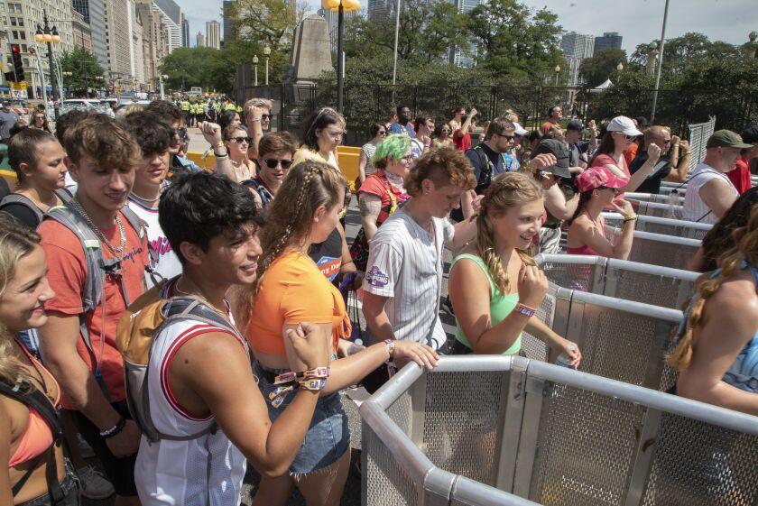 Opening day of Lollapalooza in Chicago means Metra trains full of high  schoolers in glitter and jerseys from Naperville, Glenview…