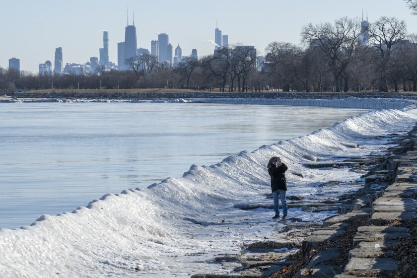 Arctic blast hits Chicago area with dangerously cold temps, wind chills ...