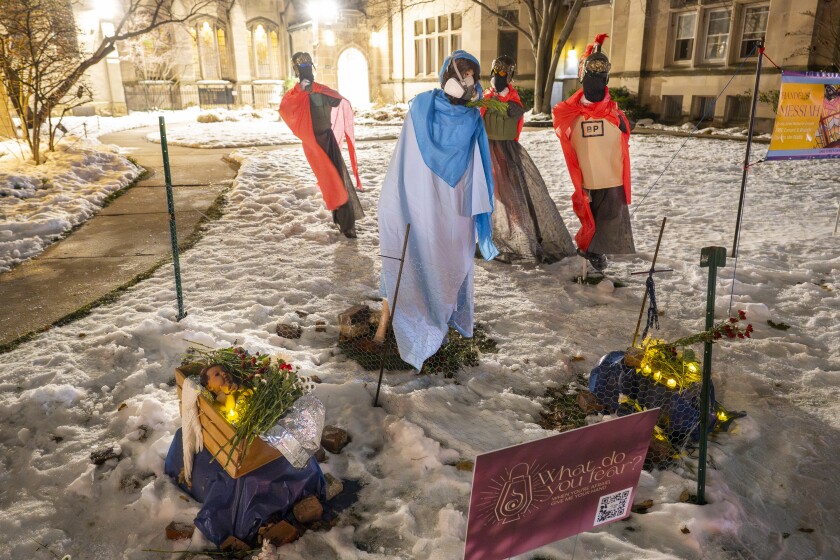La escena de la Natividad reimaginada fuera de la Iglesia Lake Street en Evanston antes de que fuera vandalizada.