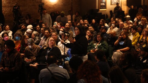 El residente de Chicago, Jax López, habla durante una reunión especial de la Comisión Comunitaria de Seguridad Pública y Responsabilidad el jueves en Thalia Hall en Pilsen.