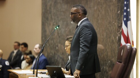 El alcalde Brandon Johnson preside una sesión del Concejo Municipal de Chicago en el Ayuntamiento este miércoles.