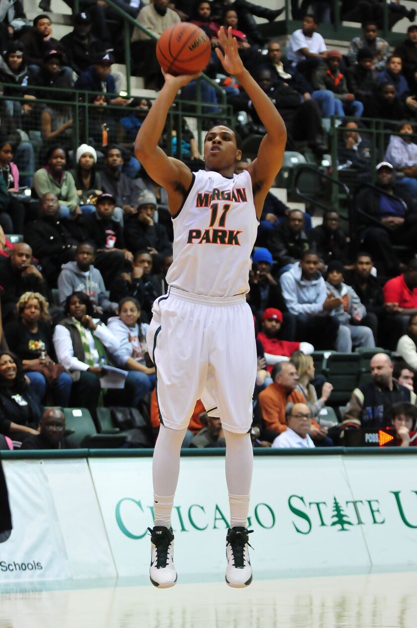 Wayne Blackshear shoots.