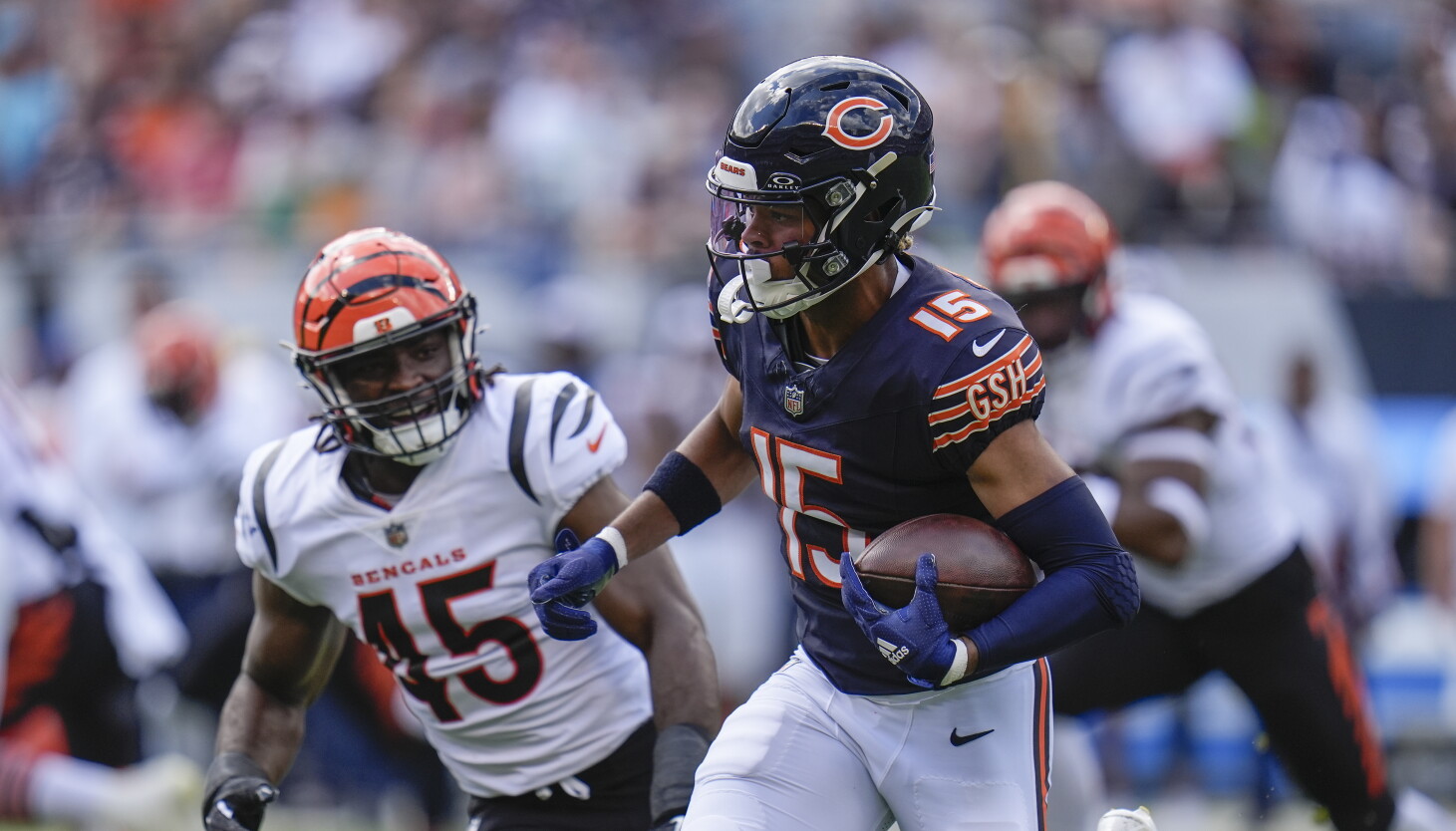 Το Bears WR Rome Odunze δίνει μια εντύπωση στον Bob Ross στο προγραμματισμένο βίντεο κυκλοφορίας της ομάδας