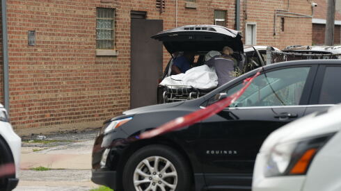 Presuntos restos son cargados en un vehículo frente a la South Chicago Chapel, 2939 E. 95th St., un día después de que al menos 57 cuerpos en descomposición fueron hallados allí el jueves.