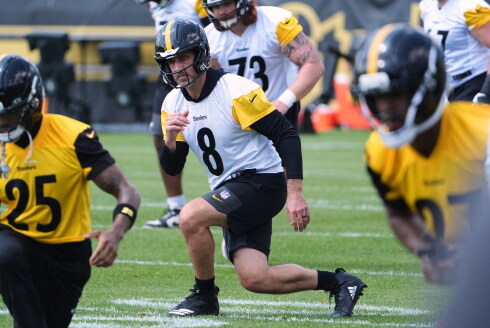 Steelers quarterback Aaron Rodgers participates in OTA workout in Pittsburgh on Monday, May 18, 2026.