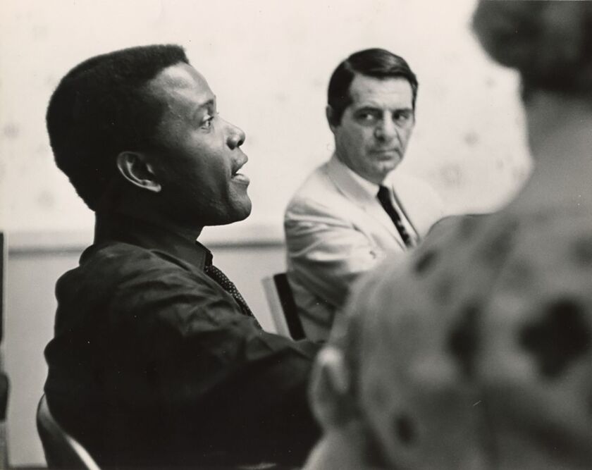 Aktorius Sidney Poitier ir Samas Lesnaras, kuris septintajame dešimtmetyje buvo „Chicago Daily News“ kino kritikas.