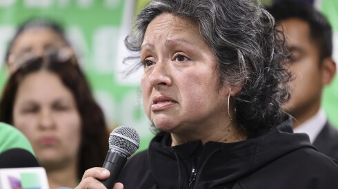 Corina Pedraza, miembro del equipo de respuesta rápida del suroeste y sureste, habla sobre los incidentes de aplicación de la ley de inmigración federal en sus vecindarios durante una conferencia de prensa en el Centro de Trabajadores Unidos, ubicado en 9805 S. Ewing Ave. en East Side, el miércoles 15 de octubre de 2025.