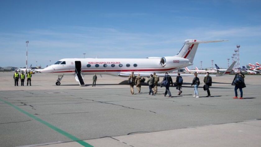A photo of Polish aid workers bound for Chicago, shared by minister Mariusz Błaszczak on Twitter.