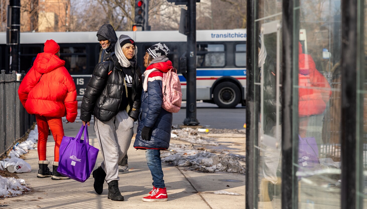 Últimos residentes se mudan de edificio inseguro en South Shore donde hubo redada de inmigración