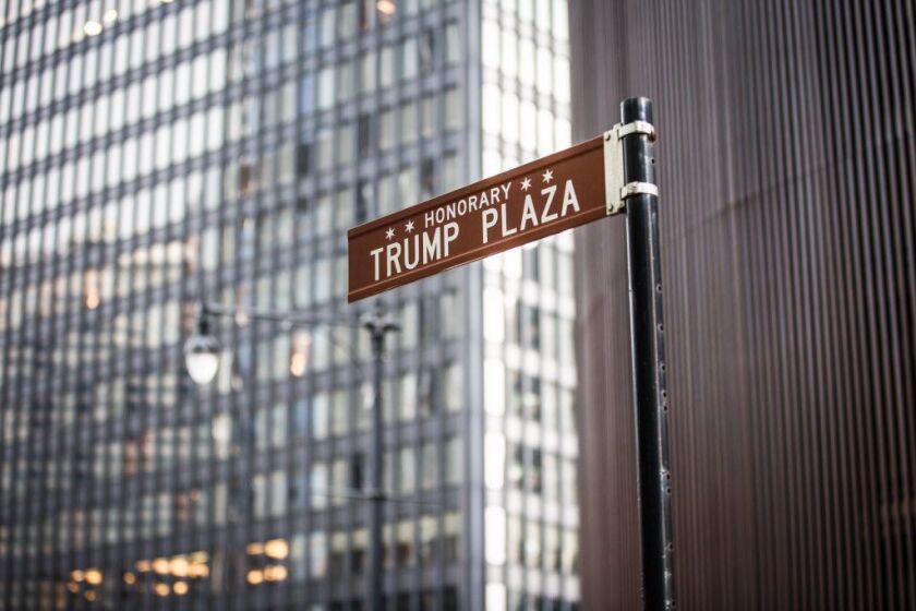 Honorary Trump Plaza sign on Wabash Street. | Santiago Covarrubias/Sun-Times