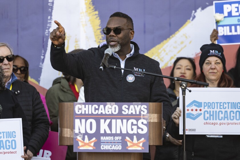 El alcalde Brandon Johnson habla el sábado durante un mitin en Grant Park antes de que los manifestantes marchen por el Loop como parte del movimiento de protesta nacional “Sin Reyes” (“No Kings”) contra la administración de Trump.