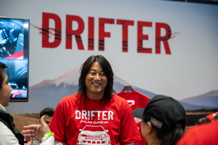 अभिनेता और निर्देशक सुंग कांग शनिवार, 7 फरवरी, 2026 को मैककॉर्मिक प्लेस में शिकागो ऑटो शो के दौरान प्रशंसकों से बात करते हुए। कांग वहां अपनी आगामी फिल्म "ड्रिफ्टर" का विज्ञापन कर रहे थे।