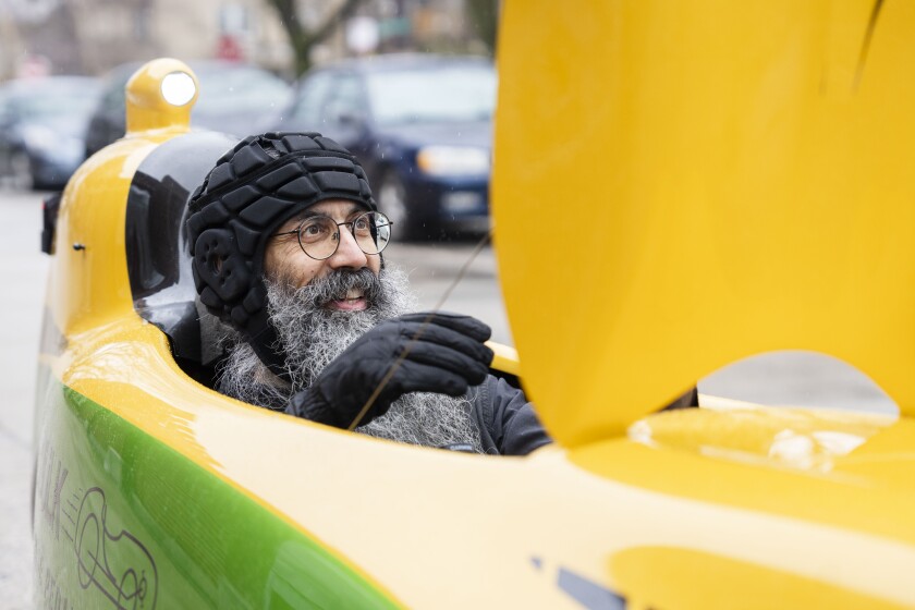 Ο π. Εφραίμ στο βελοκίνητό του.