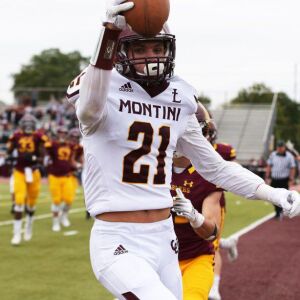 Montini’s Nate Muersch (21) catches a pass. Allen Cunningham/For the Sun-Times.