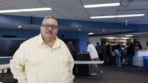 El director ejecutivo de Aspira, Edgar López, habló con estudiantes de la escuela secundaria Aspira Business & Finance el miércoles. Lopez afirma que los problemas financieros de la red de chárter provienen de la falta crónica de fondos por parte de las Escuelas Públicas de Chicago.