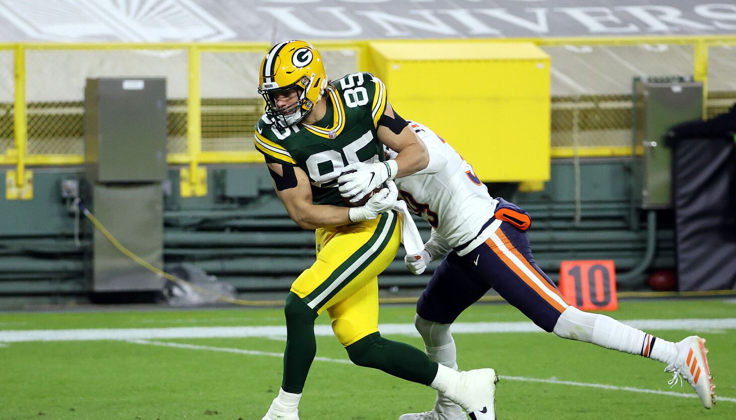 NextImg:Robert Tonyan switches to hometown side of NFL’s best rivalry