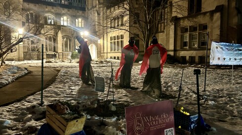La escena de la Natividad afuera de la Iglesia de Lake Street, cerca del centro de Evanston, fue creada en honor a aquellos que fueron objeto de la "Operativo Blitz Midway" del presidente Donald Trump. "El vandalismo no nos impedirá transmitir nuestro mensaje", dijo el reverendo Michael Woolf.