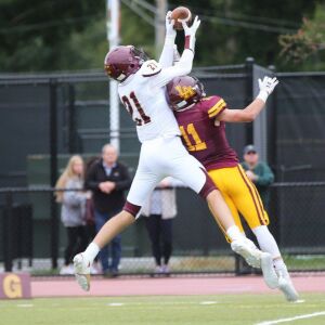 Montini’s Nate Muersch (21) catches one of his two touchdowns. Allen Cunningham/For the Sun-Times.